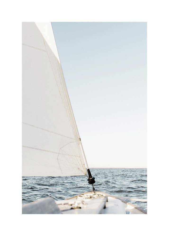 Plakat przedstawiający widok z jachtu na spokojny ocean i bezchmurne niebo.
