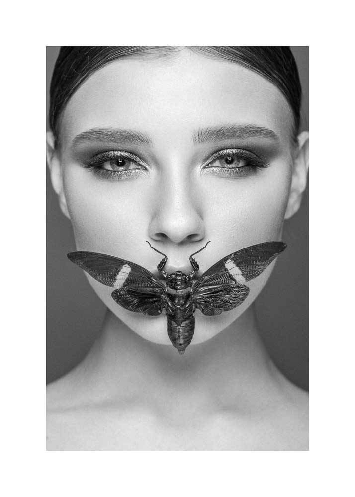 Plakat przedstawiający portret kobiety z motylem na twarzy.