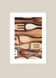Plakat przedstawiający drewniane łyżki na drewnianym blacie.