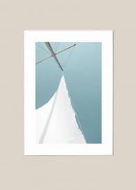 Plakat przedstawiający biały żagiel na tle turkusowego nieba.