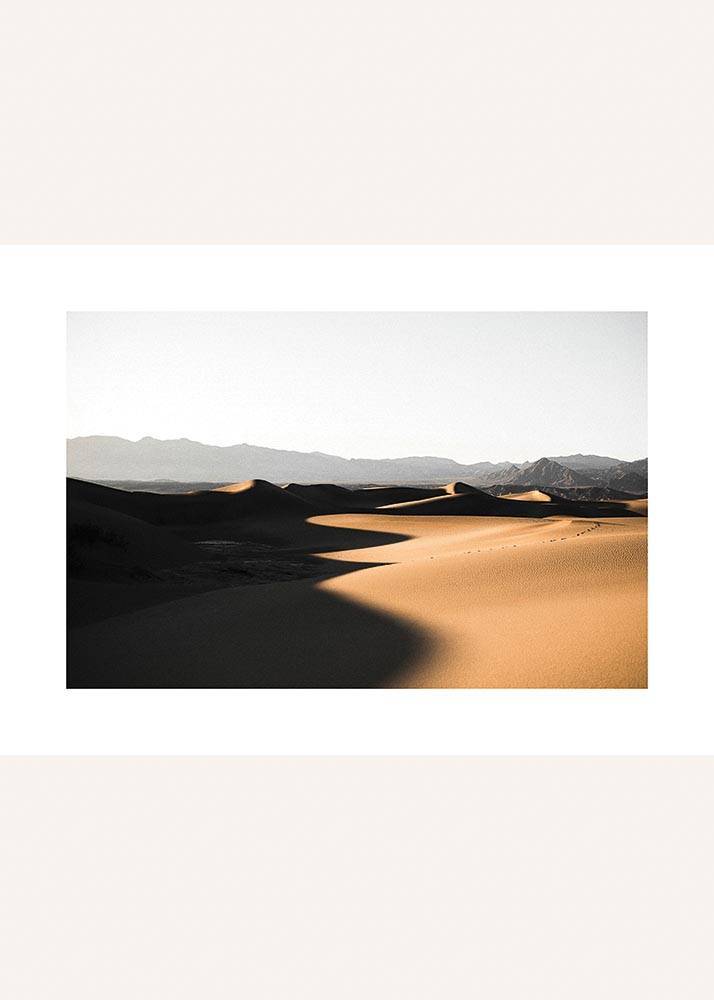 Plakat przedstawiający złote piaski pustyni.