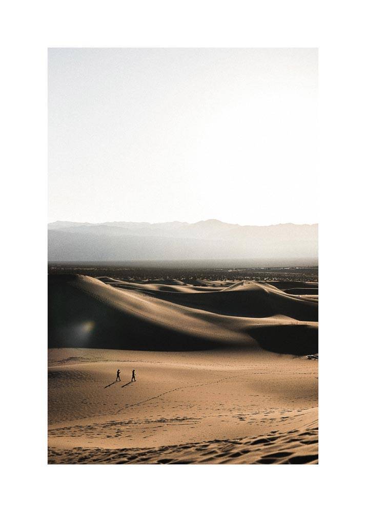Plakat przedstawiający ludzi spacerujących po pustyni.