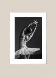 Czarno-biały pionowy plakat przedstawiający tańczącą baletnicę od tyłu w białej sukni.