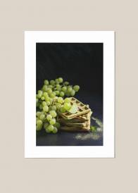 Plakat fotograficzny przedstawiający gofry podane z zielonym winogronem na czarnym tle.