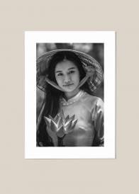Czarno-biały plakat przedstawiający Azjatkę w kapeluszu.