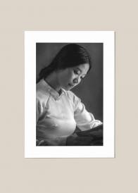 Czarno-biały pionowy plakat przedstawiający portret Azjatki na ciemnym tle.