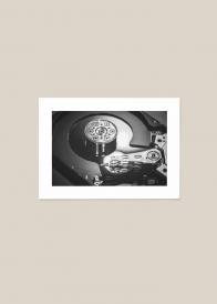 Czarno-biały plakat przedstawiający nowoczesny gramofon na winyle.