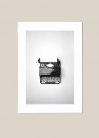 Czarno-biały pionowy plakat przedstawiający czarną maszynę do pisania na jasnym tle.