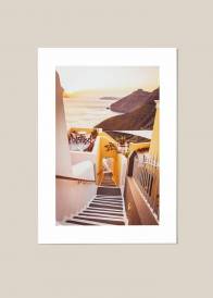 Plakat przedstawiający zejście do morza na wyspie Santorini o zachodzie słońca.