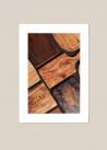 Plakat przedstawiający drewniane deski do krojenia w różnych odcieniach drewna.