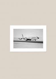 Plakat przedstawiający samolot myśliwski na pasie startowym.