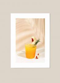Plakat przedstawiający pomarańczowy koktajl z brzoskwinią na beżowym tle.