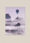 Plakat przedstawiający unoszący się balon nad chmurami na fioletowym niebie.