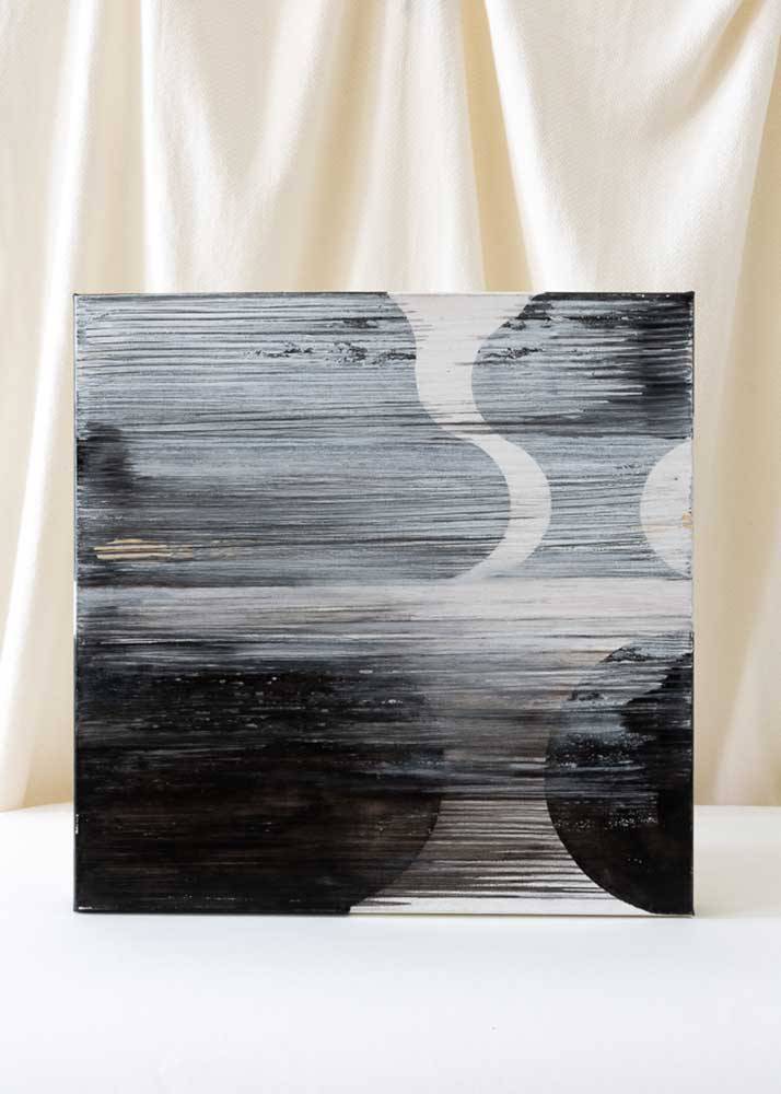 Obraz przedstawiający abstrakcyjne ciemne wzory z jasnymi przetarciami namalowany ręcznie na płótnie bawełnianym.