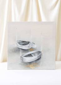Obraz malowany ręcznie farbami akrylowymi na płótnie bawełnianym przedstawiający dwie łódki dryfujące po wodzie.
