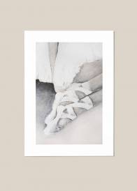 Plakat przedstawiający baletki baletnicy malowane ręcznie akrylami na jasnym szarym tle ukazany na beżowym podkładzie.