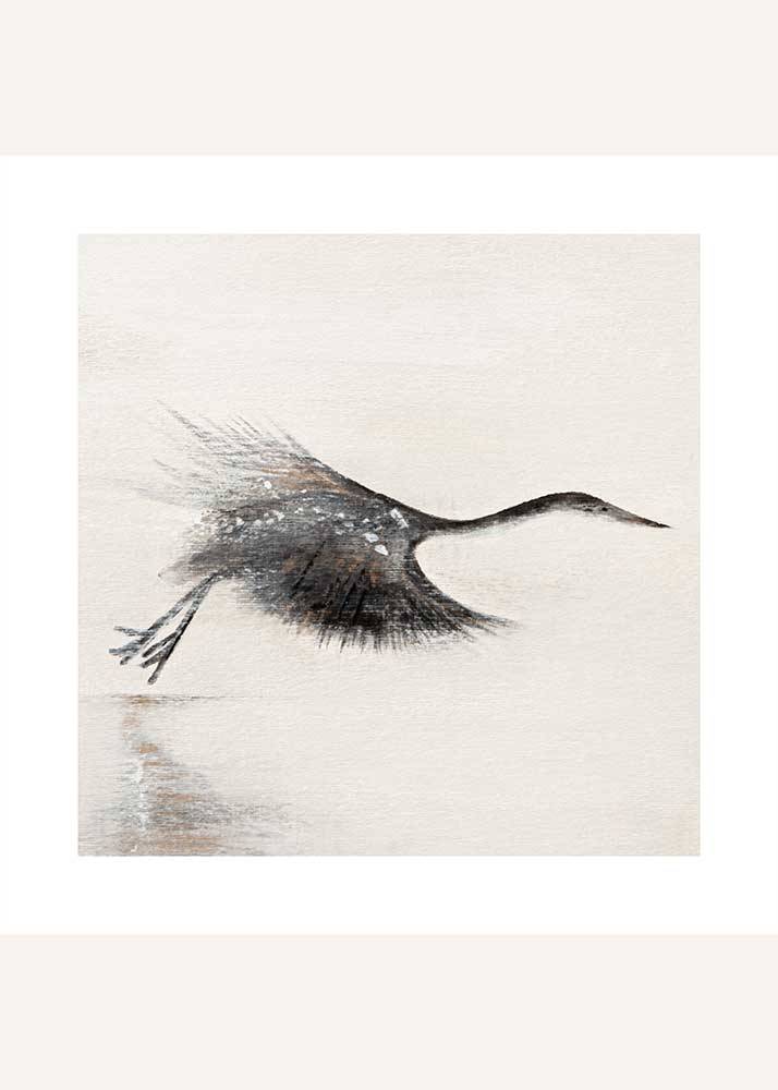 Plakat przedstawiający żurawia w locie nad jeziorem malowanego ręcznie na jasnym tle.