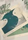 Plakat przedstawiający szare ptaki lecące nad zieloną rzeką w zestawieniu z innym plakatem z serii sztuka japońska.