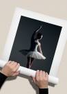 Plakat fotograficzny ukazujący tańczącą baletnicę zwinięty w rulon.