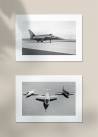 Dwa czarno-białe plakaty fotograficzne przedstawiające samoloty myśliwskie na pasie startowym.