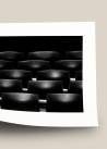Wywinięty czarno-biały plakat przedstawiający fotele kinowe.